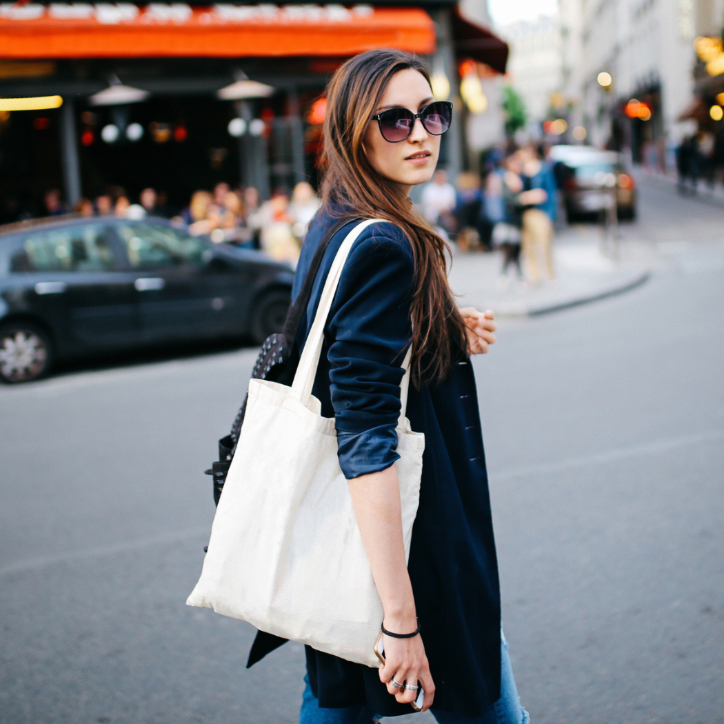 Smart casual damski – co to jest za dress code i na jakie okazje pasuje? Stylistki wyjaśniają